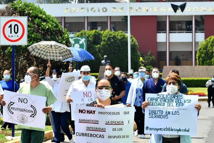 Personal de salud en México denuncia que los obligan a reutilizar mascarillas