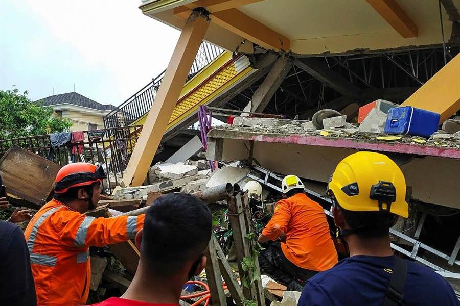Al menos 3 muertos y 24 heridos tras terremoto en Indonesia