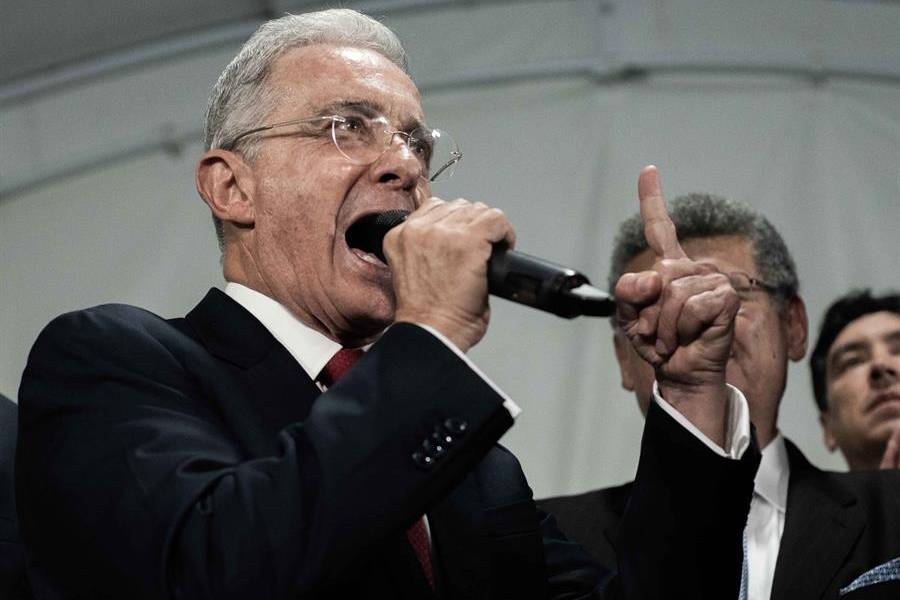 Álvaro Uribe renuncia a su curul en el Senado colombiano
