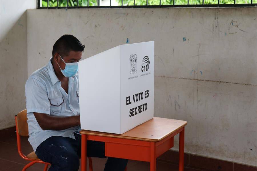Hasta las 13:20, el 45,34 % de los ecuatorianos ya ha votado
