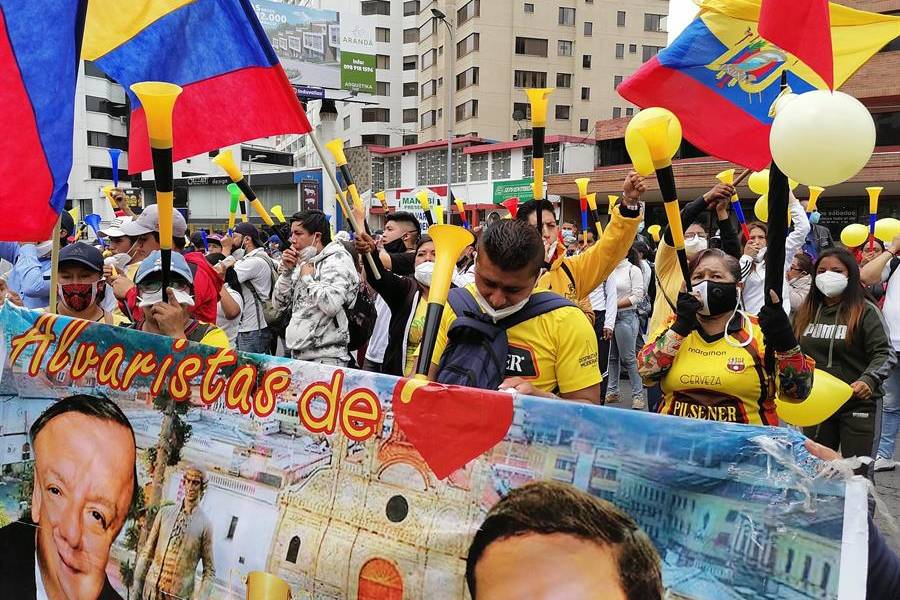 Manifestantes en Quito exigen a CNE permitir candidatura de Álvaro Noboa