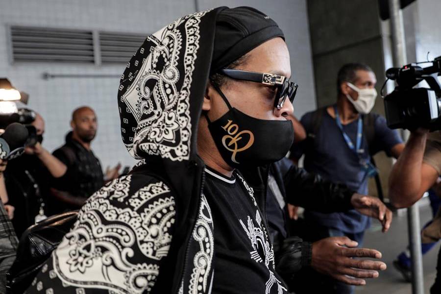 Ronaldinho pide oraciones por su madre hospitalizada por COVID-19