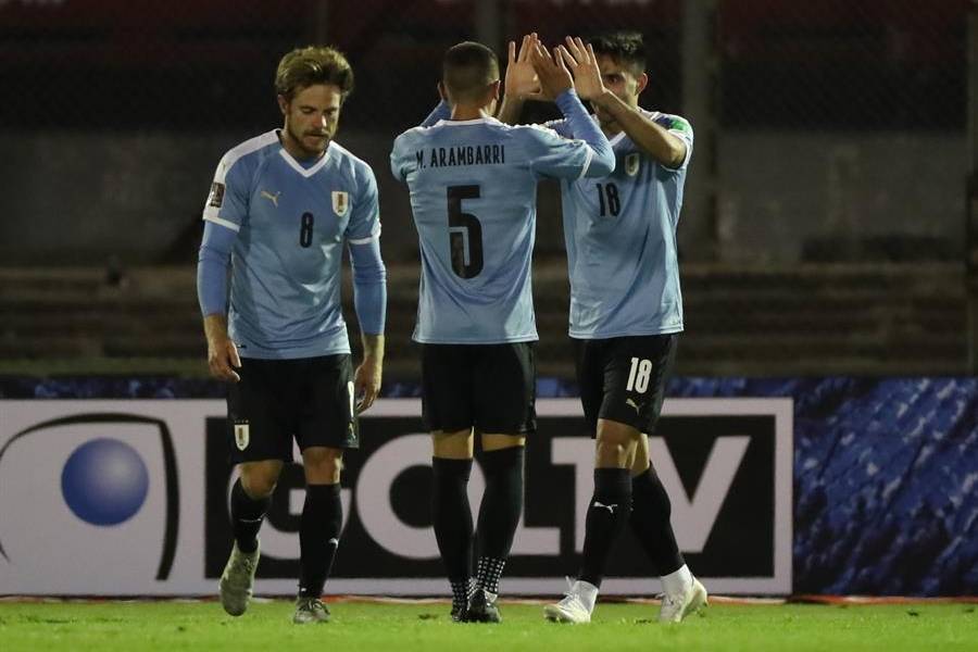 Uruguay gana a Chile con polémica y gol al minuto 93