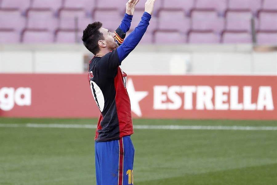 Multan a Lionel Messi por su homenaje a Diego Maradona