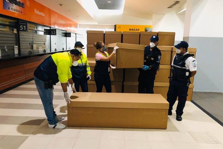 Unos 4.000 ataúdes de cartón para Guayaquil, donde siguen recogiendo cadáveres