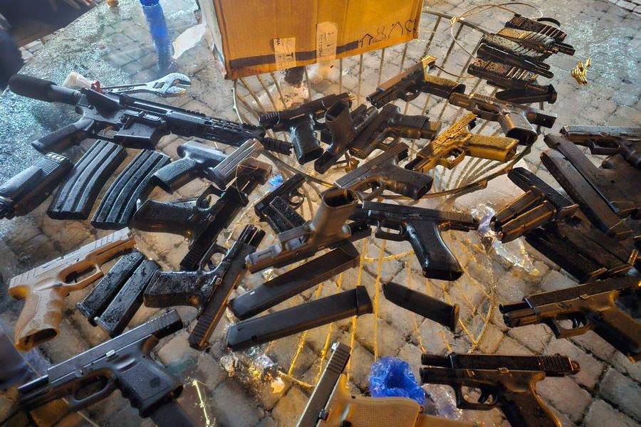 Foto de las armas encontradas en la fiesta.