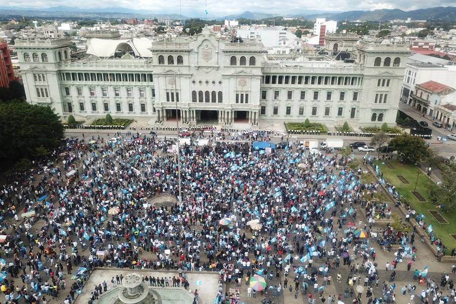 Manifestantes incendian instalaciones del Congreso de Guatemala