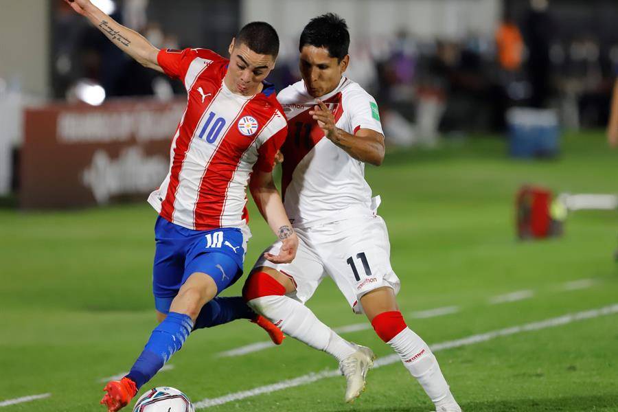 Paraguay y Perú inician eliminatorias con empate 2-2
