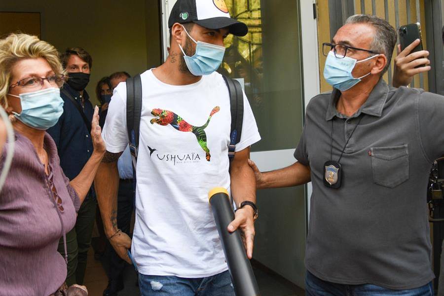 Luis Suárez supera examen de italiano previo a la consecución del pasaporte