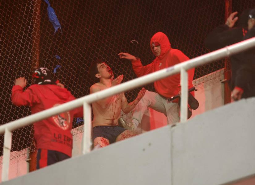 Un hombre sangra durante la interrupción del partido de vuelta de los octavos de final de la Copa Sudamericana entre Independiente de Argentina y Universidad de Chile, disputado en el estadio Libertadores de América, en Avellaneda.