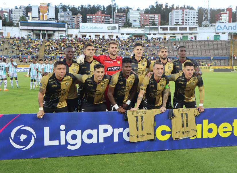 Los jugadores de Barcelona SC mostraron la camiseta de Joao Rojas, como apoyo a su lesión.