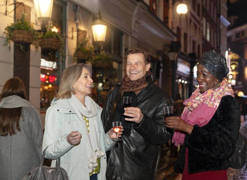 Imagen referencial de personas tomando bebidas en las calles.