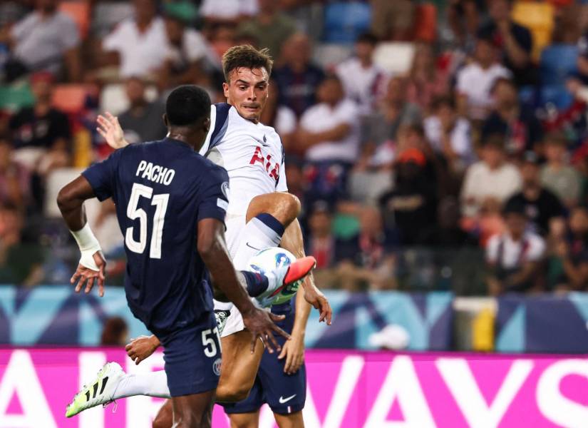 El centrocampista portugués del Tottenham Hotspur, João Palhinha (#06), y el defensor ecuatoriano del París Saint-Germain, Willian Pacho (#51), disputan el balón durante la final de la Supercopa de Europa 2025.
