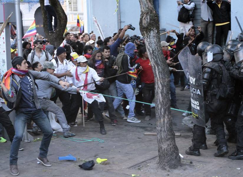 Plantonera a las afueras de la Corte Constitucional.