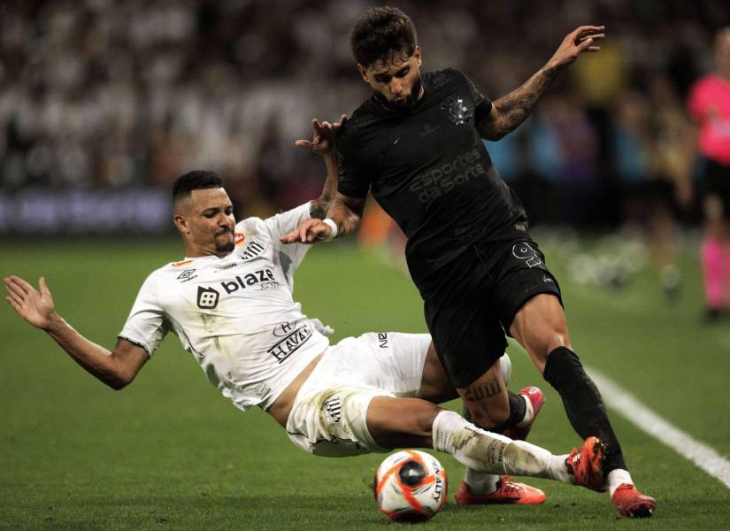 Entrada de José Ivaldo a Yuri Alberto, delantero del Corinthians.