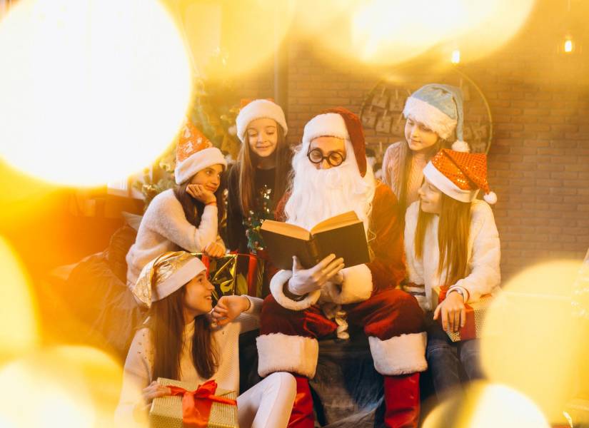 Niños con Papá Noel en la Novena.