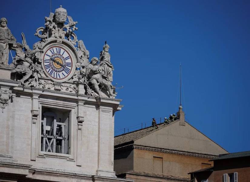 Bomberos instalando la chimenea en la Capilla Sixtina.