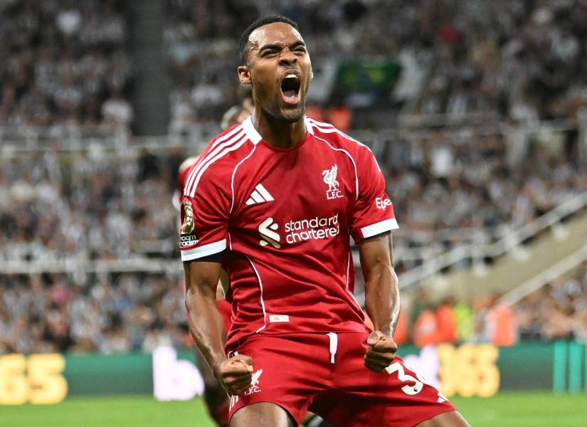 El centrocampista neerlandés del Liverpool, #38 Ryan Gravenberch, celebra después de anotar el primer gol del partido de la Premier League inglesa entre Newcastle United y Liverpool en St James' Park