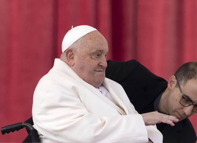 Imagen de archivo fechada en el Vaticano el 9 de febrero de 2025, del papa Francisco en una silla de ruedas. EFE/EPA/MASSIMO PERCOSSI
