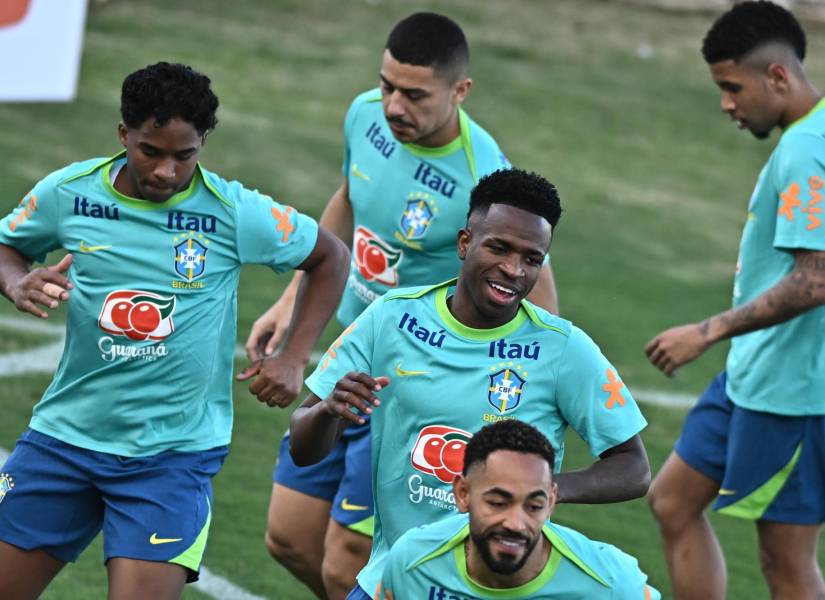 Vinícius Jr (c) de Brasil participa en un entrenamiento en el estadio Valmir Campelo Bezerra (Bezerrão) en Brasilia (Brasil).