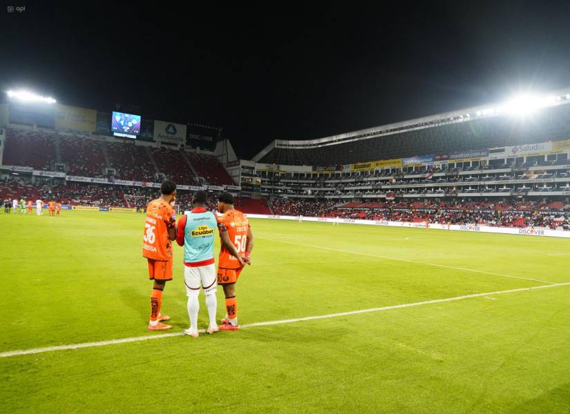Las luces del estadio Rodrigo Paz Delgado se apagaron al menos tres veces en el duelo entre Liga de Quito vs. Libertad.