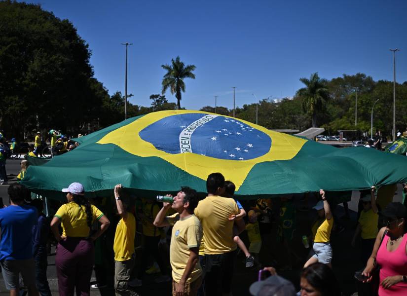 Simpatizantes del expresidente de Brasil, Jair Bolsonaro, sostienen una bandera durante una protesta en apoyo al expresidente este domingo.