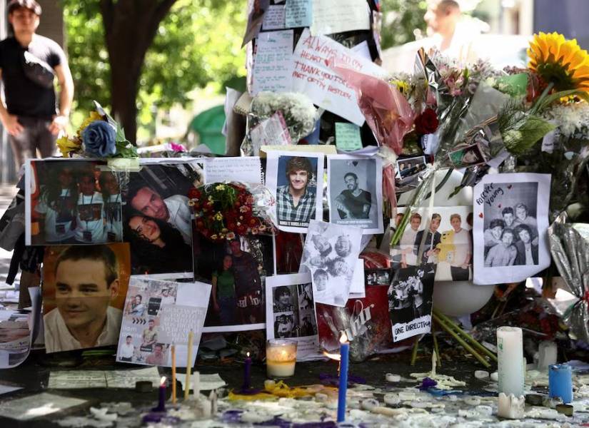 El santuario erigido por las fans de Liam frente al Hotel CasaSur, dos días después de su muerte.