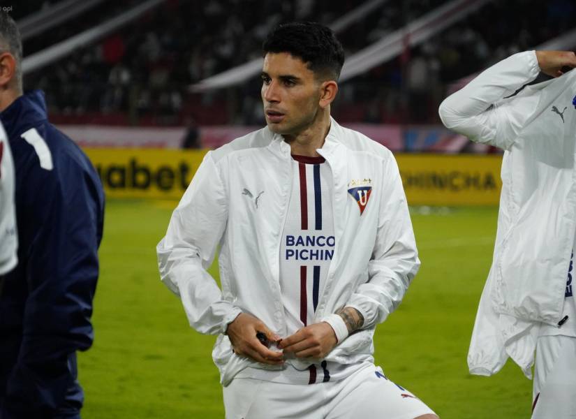 El entretiempo duró 47 minutos por los problemas con las luminarias en el estadio Rodrigo Paz Delgado.