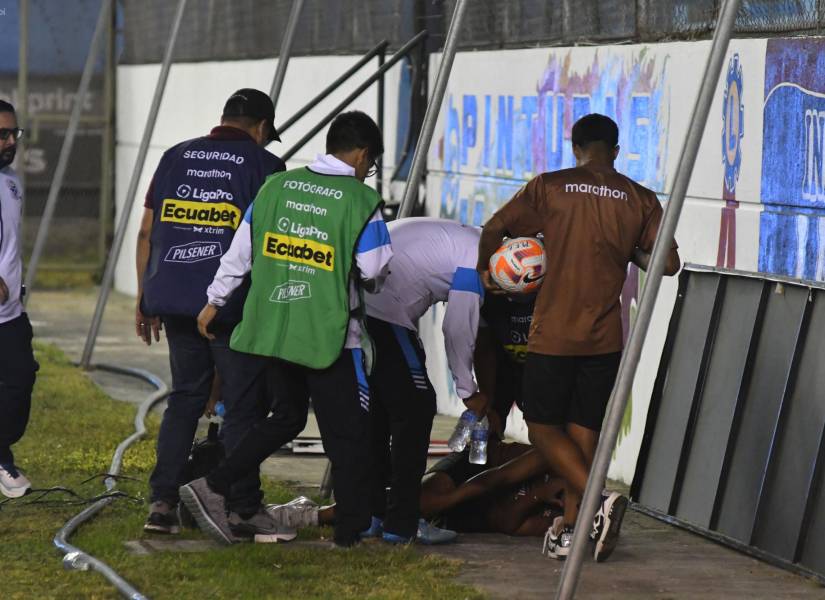 Cuerpo médico del Manta FC asistiendo al pasabolas agredido.