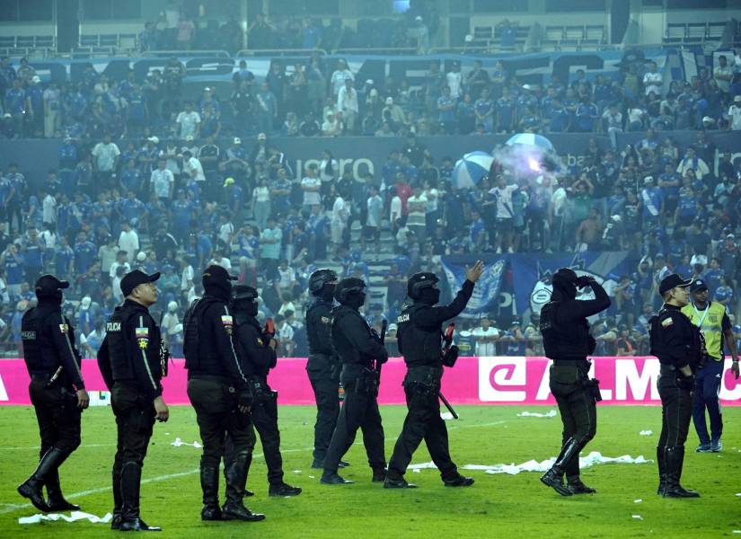 Policías tuvieron que ingresar a la cancha del Capwell.