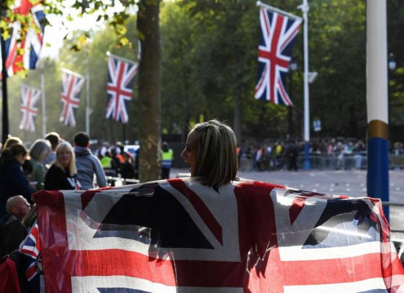 Miles de británicos se reúnen en The Mall este 18 de septiembre de 2022, antes de la procesión del funeral de la difunta reina Isabel II.