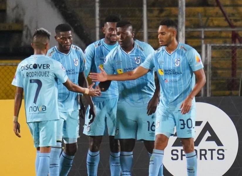 Jugadores de la Universidad Católica celebrando el triunfo.