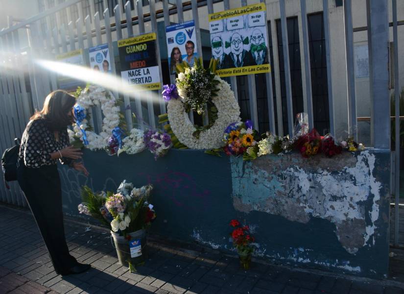 El sitio donde murió Villavicencio con las ofrendas florales de sus simpatizantes.