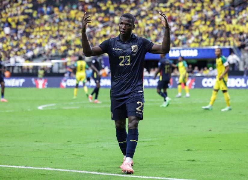 Moisés Caicedo en un partido con la selección de Ecuador en un partido por la Copa América