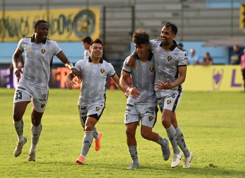 Jugadores de Aucas celebran el triunfo ante Delfín por el segundo hexagonal de la LigaPro