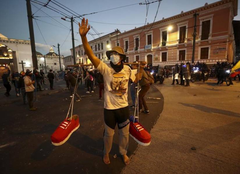 Grupos sociales avivan la protesta indígena en Ecuador, que va en crecimiento.