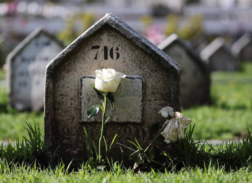 Imagen de una tumba del cementerio de San Diego en el Centro Histórico de Quito, durante el Día de los Difuntos el 2 de noviembre de 2025.