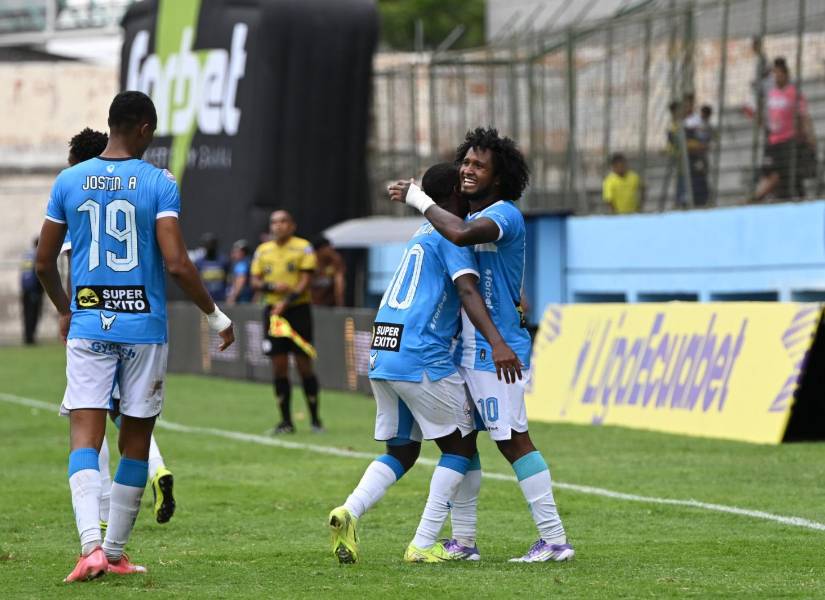 Jugadores del Manta FC celebrando el triunfo.