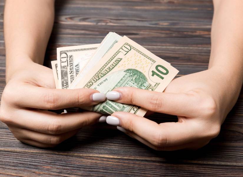 Imagen referencial para graficar a una mujer recibiendo dinero.