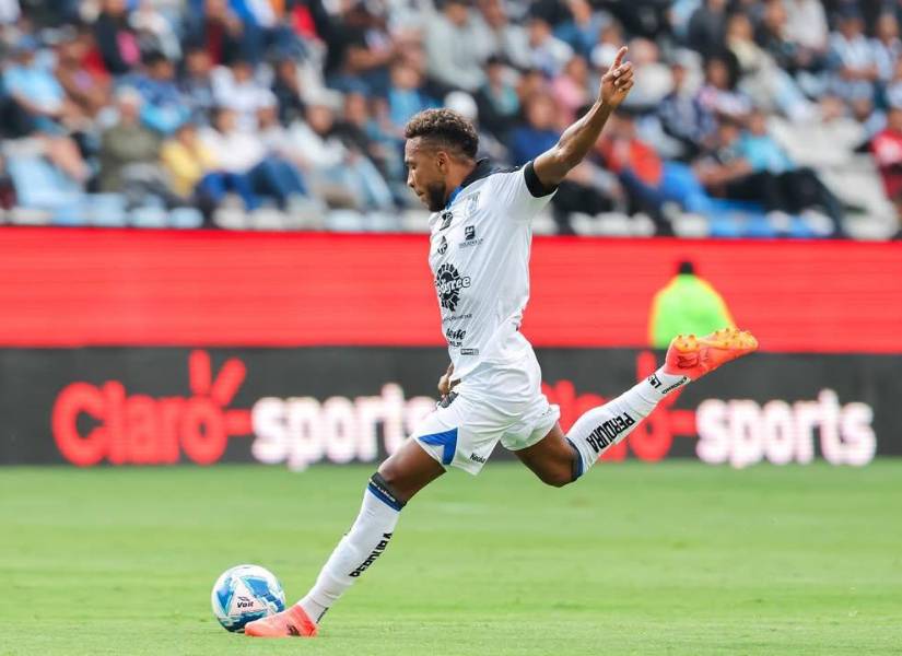 Ayrton Preciado, Jhonatan Perlaza y Adonis Preciado comparten equipo en el Querétaro de México.