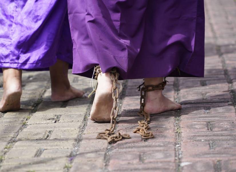 Feligreses descalzos y arrastrando cadenas atadas a los tobillos recorrieron el Centro Histórico de Quito.