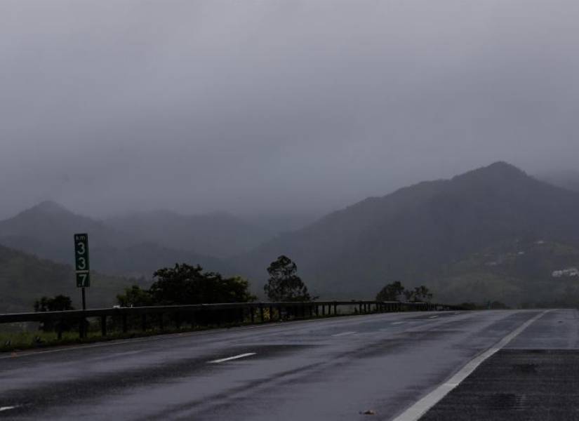 Las carreteras en Puerto Rico lucen desoladas y con la vista nublada debido al paso de una tormenta.