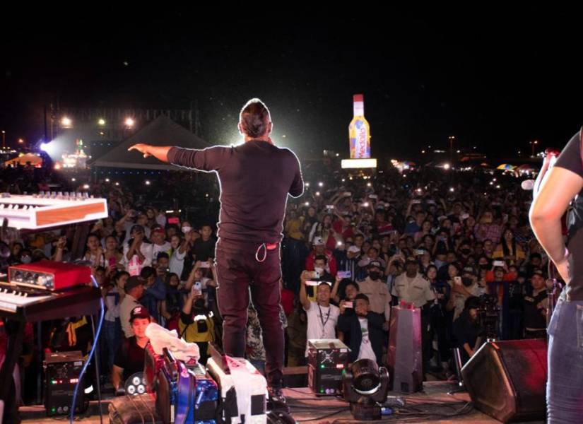 Chone sí pudo disfrutar de su festival musical tras arreglo de la tarima que se cayó