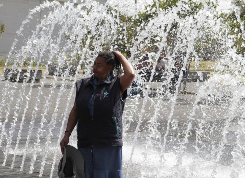 Foto de registro de mujer con calor en Quito.