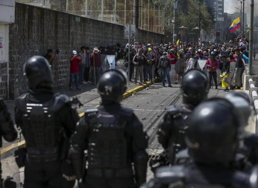 La Policía mantiene enfrentamientos con manifestantes en Quito.