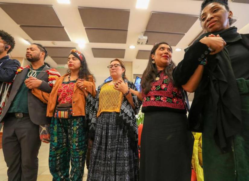 Líderes indígenas y afrodescendientes participan de un ritual en la I Reunión por la Liberación de los Pueblos Negro e Indígenas en contra de la Exclusión, Discriminación y la Defensa de los Territorios, en Quito.