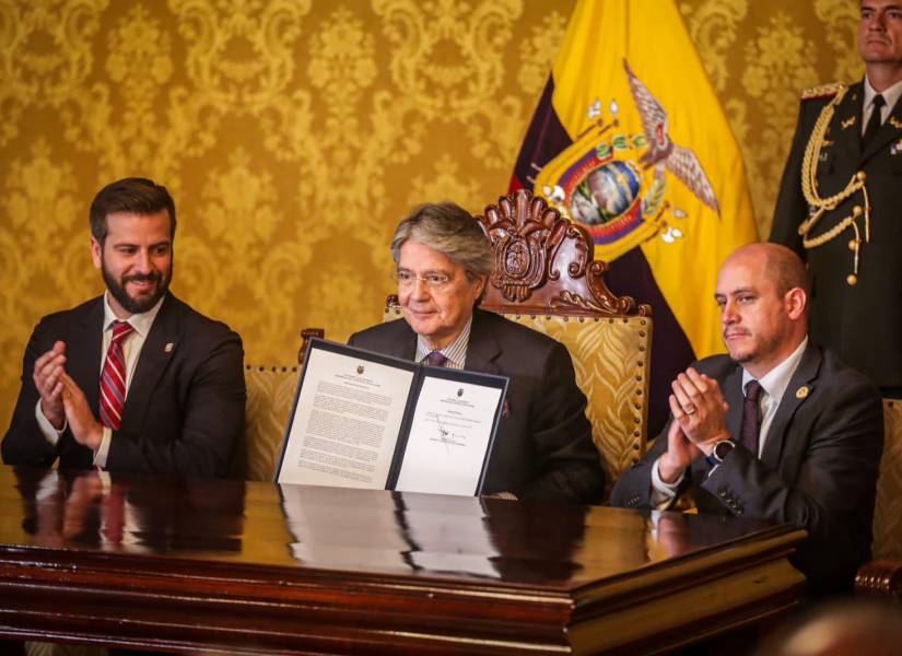 El presidente Guillermo Lasso junto a su ministro de Economía, Pablo Arosemena (izquierda) y su ministro de Producción, Julio José Prado (derecha).
