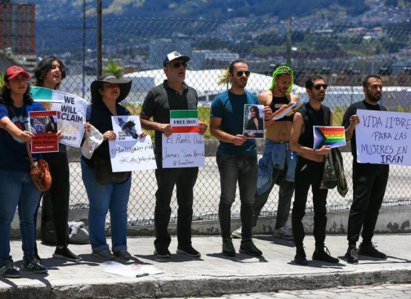 Una de personas de la comunidad LGTBIQ+ protestan durante una manifestación en contra la ola de violencia en Irán hoy, en Quito.