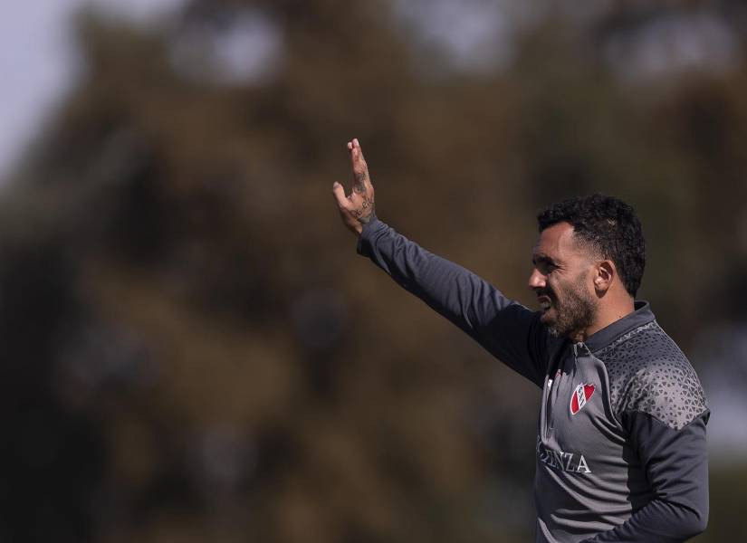 Carlos Tévez dirigiendo un entrenamiento de Independiente.