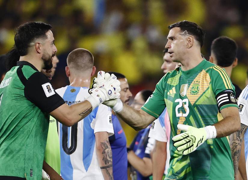 Hernán Galíndez aconsejó a Enner Valencia para patear el penal ante Emiliano Martínez.